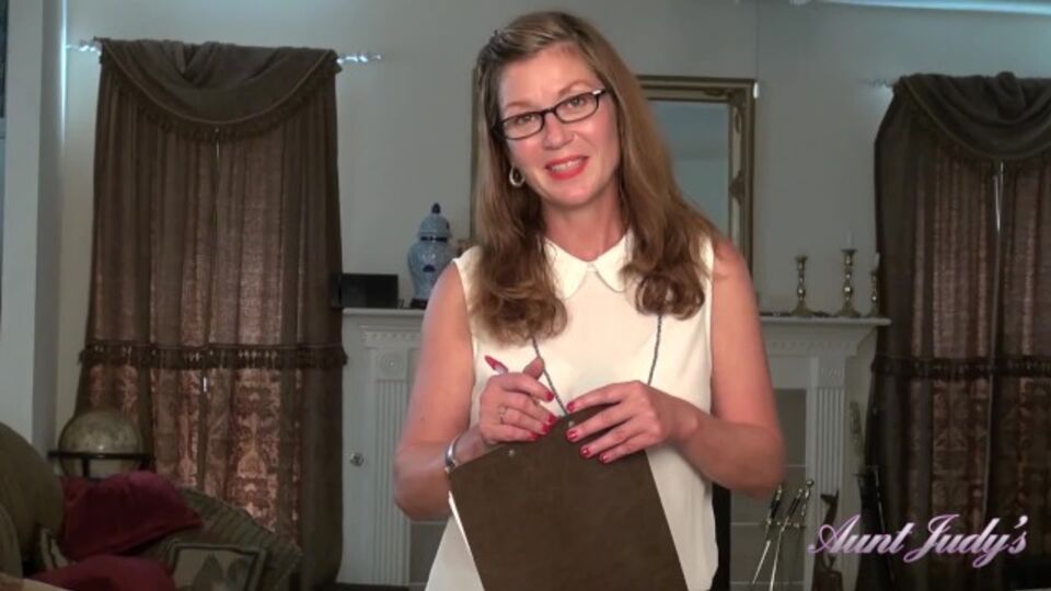 La explosiva modelo - clip de madura - Aunt Judy's