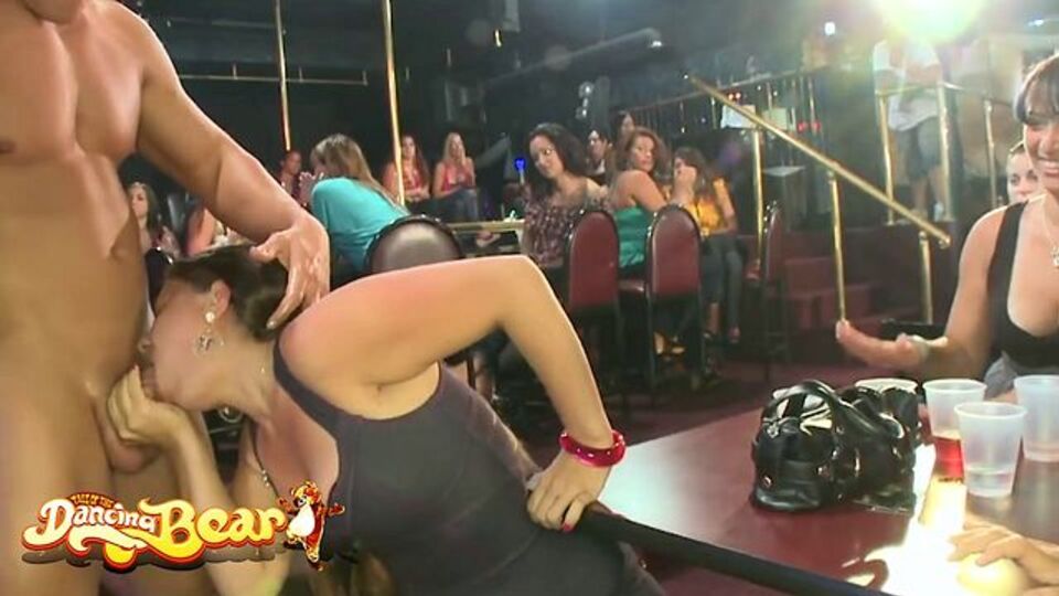 La contenta cosita hermosa - adelanto de chupando pollas - Dancing Bear