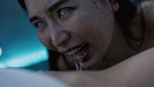 Josephine Jackson en clip de enfermera de Parasited