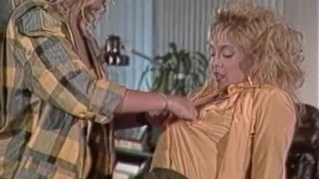 Classic pornstar Nina Hartley gives a nice cunnilingus on the knees