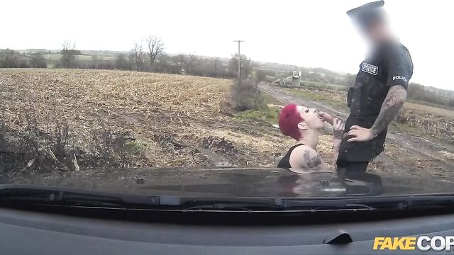 Energetica sirenetta partecipa in scena capelli corti