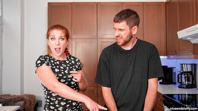Nice and Slutty presenta azione tette di media grandezza con Tricxy