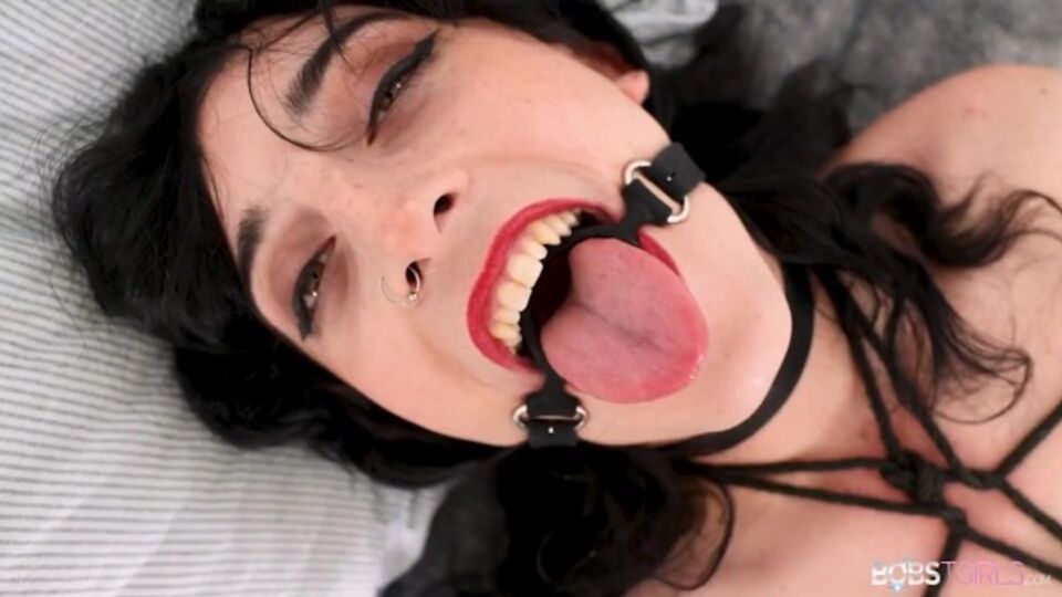 Scène bondage de l'agréable Zuzu 