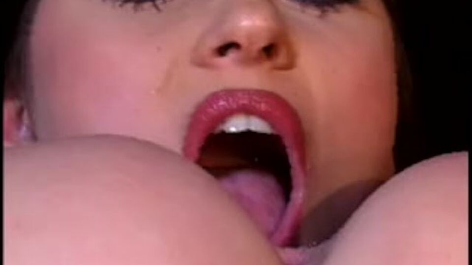 Contenido con la diablilla perrita con vaquera reversa de MILF & GRANNY STORE