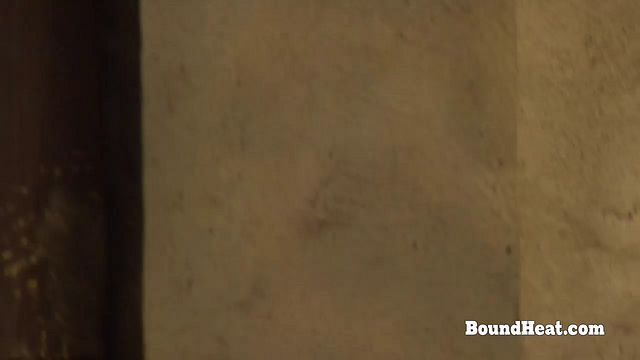 Inseparabile in azione donna che si masturba di Bound Heat