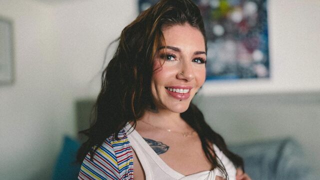 La adorable Brenna McKenna en clip de sexo de lado