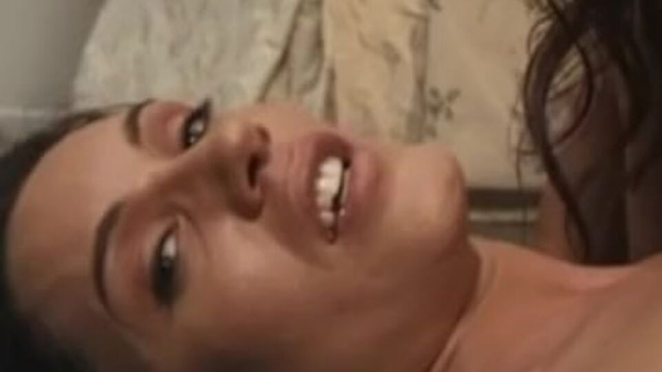 La fogosa lobita - adelanto de trío con mujer mujer hombre - Screw My Wife Club