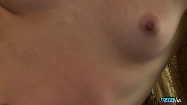 Videata leccata di figa con insaziabile Avril di Zizi Vids