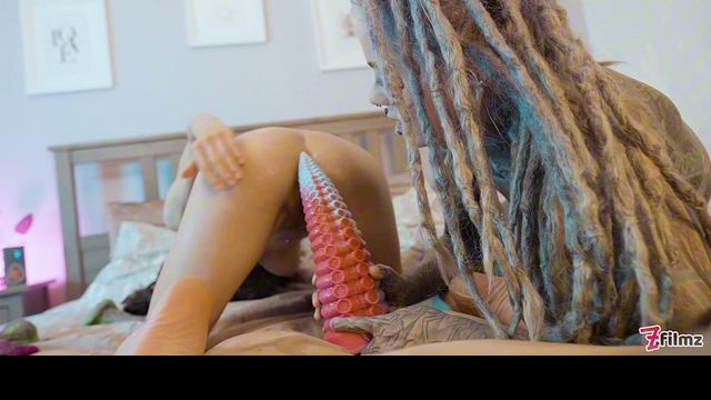 Stacy Bloom y Anuskatzz en vídeo de dildo de Dirty Dreaz