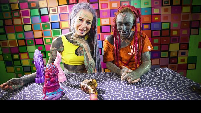 La deliciosa Anuskatzz y Lily Lu en clip de fetiche