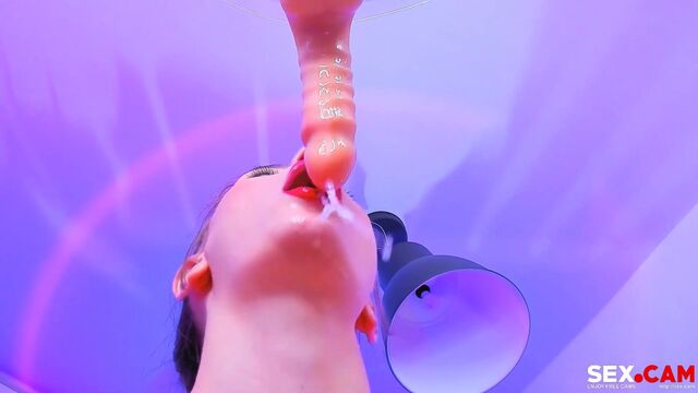 Invitante passera partecipa in scena masturbazione