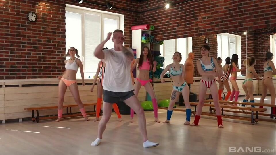 Emilia und Regina Moonshine in Natürliche Titten Clip von Teeny Aerobics