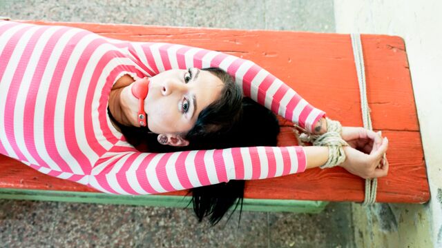 La ágil Sarah Simons en pornografía de tacones altos