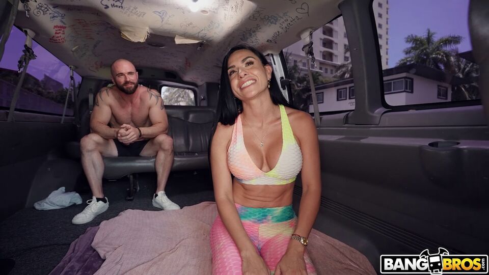 Brünette Porno mit zarter Sandy Love von Bang Bus